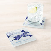 Mystischer Hase: Whimsischer Hase im Schnee Glasuntersetzer (Schrägansicht)