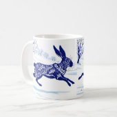 Mystischer Hase: Whimsischer Hase im Schnee Kaffeetasse (Vorderseite Links)
