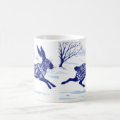 Mystischer Hase: Whimsischer Hase im Schnee Kaffeetasse (Mittel)