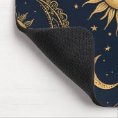 Mystischer Himmelsmond und Sonnendesign Mousepad (Ecke)