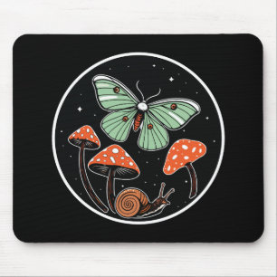 Mystischer Nachtfalter mit Pilzen und Schnecke Mousepad