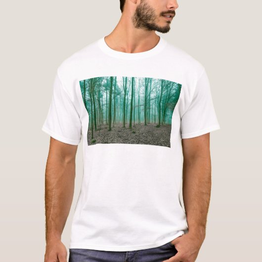 Mystischer Wald im Nebel im Grünen T-Shirt (Vorderseite)