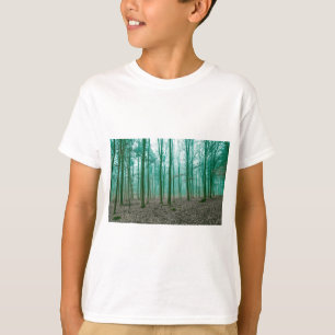 Mystischer Wald im Nebel im Grünen T-Shirt