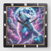 Mystischer Wolf, der unter dem dynamischen kosmisc Quadratische Wanduhr (Vorderseite)