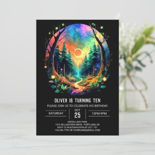 Mystisches Holz zum Geburtstag verzaubert Einladung (Stehend Vorderseite)