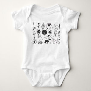 Mystisches Tattoo: Handgezeichnetes Vintage-Abzeic Baby Strampler