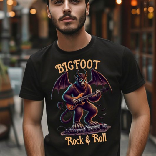 Mythischer Rockstar: Bigfoots Guitar Solo T-Shirt