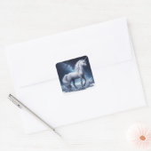 Mythisches Einhorn in einer Umgebung von Sternen u Quadratischer Aufkleber (Umschlag)
