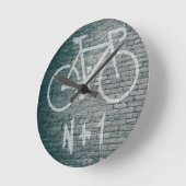 N+1 Bike Graffiti Runde Wanduhr (Winkel)