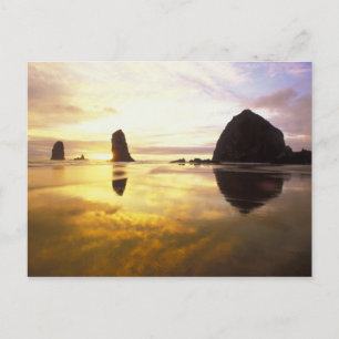N.A., USA, Oregon, Cannon Beach Sunset mit Postkarte