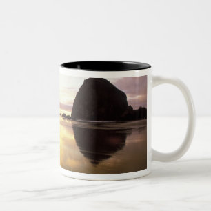 N.A., USA, Oregon, Cannon Beach Sunset mit Zweifarbige Tasse