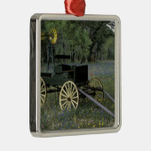 N.A., USA, Texas, Devine, alter Lastwagen und Silbernes Ornament (Rechts)