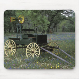 N.A., USA, Texas, Devine, Alter Wagen und Mousepad