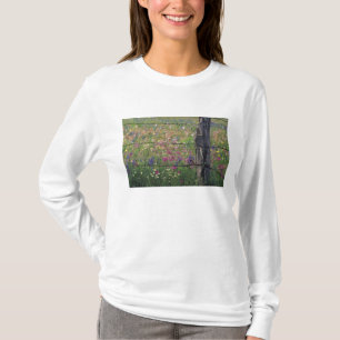 N.A., USA, Texas, Lytle, Zaunposten und T-Shirt