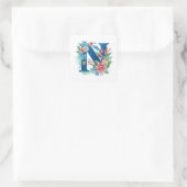 N blaues Monogramm mit Blume Quadratischer Aufkleber (Tasche)