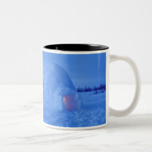 NA, Kanada, Manitoba, Churchill. Arktischer Iglu Zweifarbige Tasse