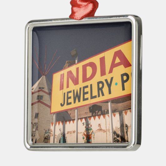 Na, USA, Arizona, Lupton Yellowhorse Inder Ornament Aus Metall (Links)