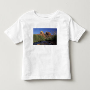 NA, USA, Arizona, Sedona. Cathedral Rock und Eiche Kleinkind T-shirt