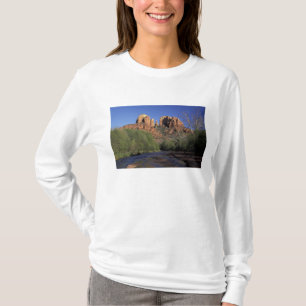NA, USA, Arizona, Sedona. Cathedral Rock und Eiche T-Shirt