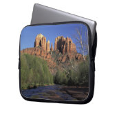 NA, USA, Arizona, Sedona. Domstein und Eiche Laptopschutzhülle (Vorderseite Links)