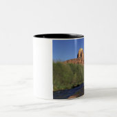 NA, USA, Arizona, Sedona. Domstein und Eiche Zweifarbige Tasse (Mittel)