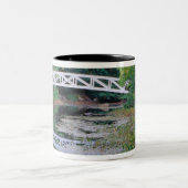 NA, USA, Maine. Brücke über den Teich in Somesvill Zweifarbige Tasse (Mittel)