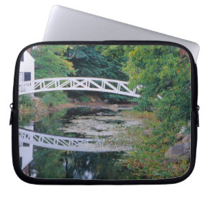 NA, USA, Maine.  Brücke über einen Teich in Somesv Laptopschutzhülle