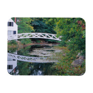NA, USA, Maine. Brücke über einen Teich in Somesv Magnet