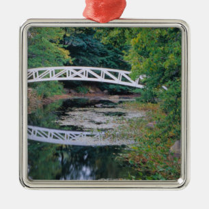 NA, USA, Maine. Brücke über einen Teich in Somesv Ornament Aus Metall