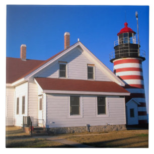 NA, USA, Maine. West Quoddy Leuchtturm in der Nähe Fliese