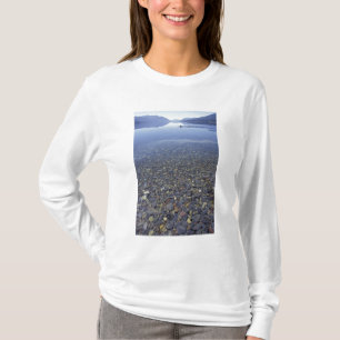 NA, USA, Montana, Glacier NP Felsen im Lake T-Shirt