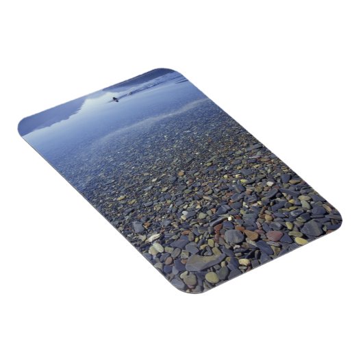 NA, USA, Montana, Glacier NP Rocks in Lake Magnet (Rechte Seite)