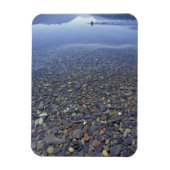 NA, USA, Montana, Glacier NP Rocks in Lake Magnet (Vertikal)