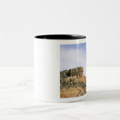 NA, USA, Texas Windmill und Klippen von Palo Duro Zweifarbige Tasse (Mittel)