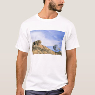 NA, USA, Texas Windmühle und Klippen von Palo Duro T-Shirt