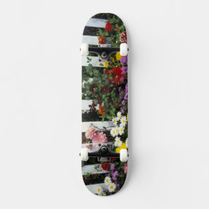 NA, USA, Washington, Sammamish, Weißer Lattenzaun Skateboard
