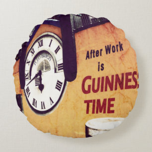 Nach der Arbeit Rundes Kissen