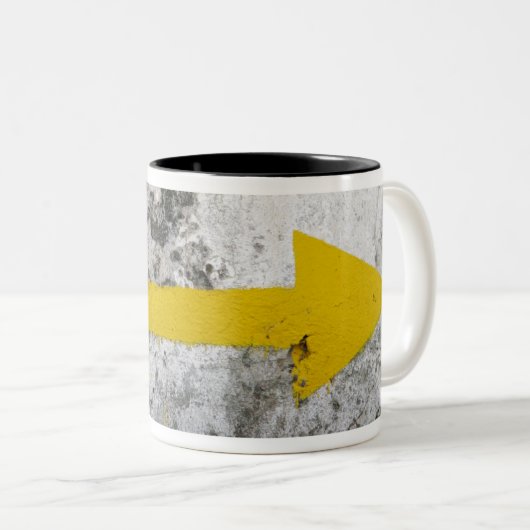 Nach der gelben Pfeil-Tasse Zweifarbige Tasse (VorderseiteRechts)
