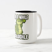 nach einer Weile Krokodilalligator Zweifarbige Tasse (VorderseiteRechts)
