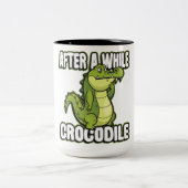 nach einer Weile Krokodilalligator Zweifarbige Tasse (Mittel)