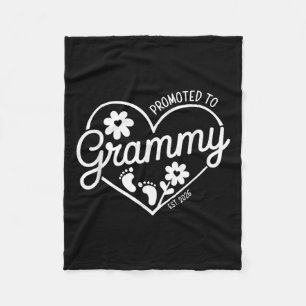 Nach Grammy Est befördert. 2026 Oma, New Baby Ann Fleecedecke