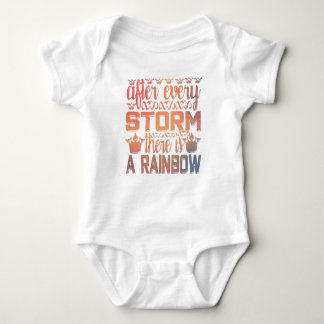 Nach jedem Sturm gibt es einen Rainbow-Min-Baby-Kö Baby Strampler
