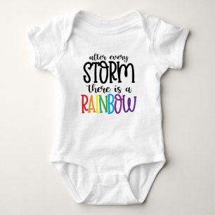 Nach jedem Sturm gibt es einen Regenbogen Baby Strampler