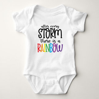 Nach jedem Sturm gibt es einen Regenbogen Baby Strampler