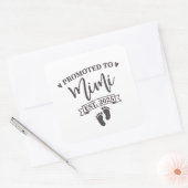 Nach Mimi Est befördert. 2025 Oma-to-be Quadratischer Aufkleber (Umschlag)