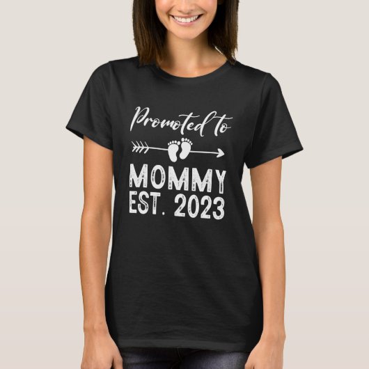 Nach Mommy Est befördert. 2023 Junge Mutter First  T-Shirt (Vorderseite)