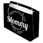 Nach Mommy Est befördert. 2024 I Große Geschenktüte (Rückseite Schrägansicht)