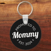 Nach Mommy Est befördert. 2024 I Schlüsselanhänger (Vorderseite)