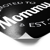 Nach Mommy Est befördert. 2025 Fotodruck (Ecke)