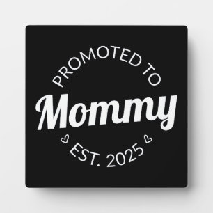 Nach Mommy Est befördert. 2025 Fotoplatte
